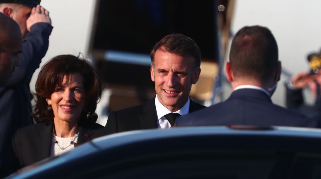 «Πάτησε» Ελλάδα ο Μακρόν - Φωτογραφίες από την άφιξη του Γάλλου προέδρου