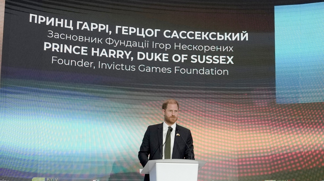 Ουκρανία: Ο πρίγκιπας Χάρι εκπαιδεύτηκε στην αποναρκοθέτηση, 30 χρόνια μετά την Νταϊάνα στην Ανγκόλα	