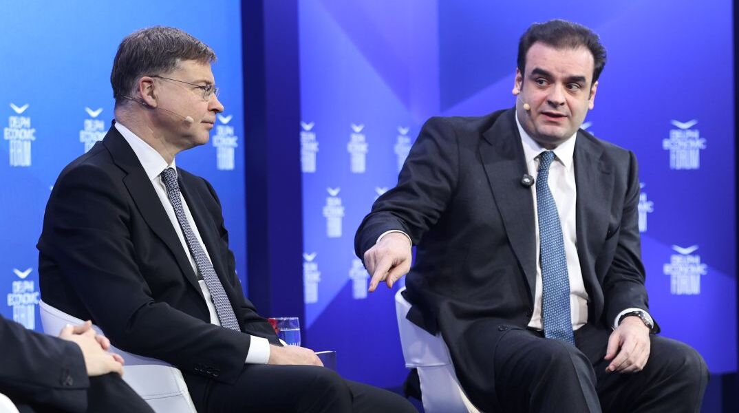 Ο Κυριάκος Πιερρακάκης και ο Βάλντις Ντομπρόβσκις στο Οικονομικό Φόρουμ των Δελφών