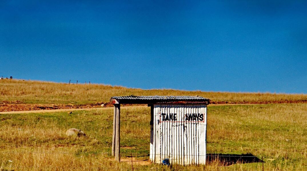 Κατέρρευσε αυτοσχέδια τουαλέτα τύπου «long-drop» και έπεσε σε λάκκο με ακαθαρσίες