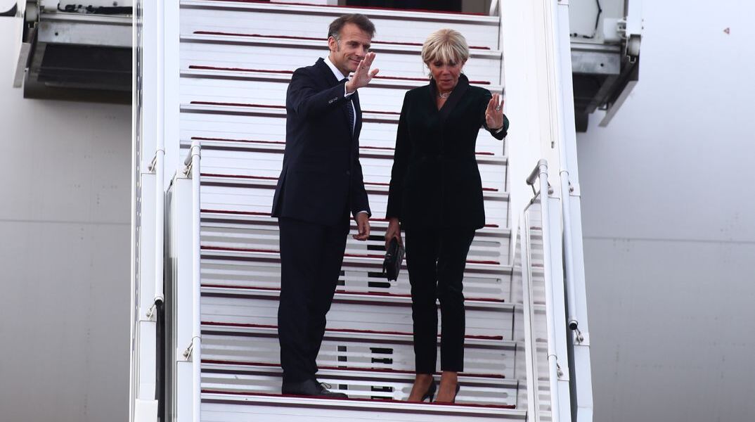 Μακρόν: Το θερμό φινάλε της επίσκεψης στην Αθήνα και η συμβολική αποχώρηση του ζεύγους