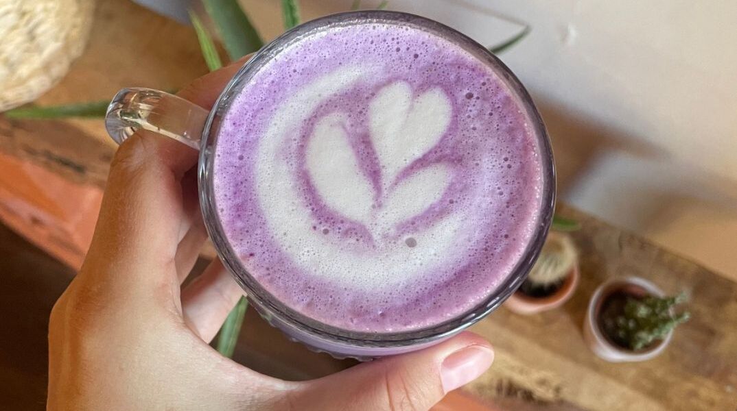 Ube: O μοβ καφές που εκτοπίζει το matcha