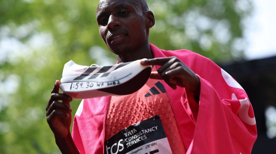 Ιστορικό ρεκόρ στον Μαραθώνιο του Λονδίνου: Ο Σεμπάστιαν Σάουε έσπασε το φράγμα των 2 ωρών