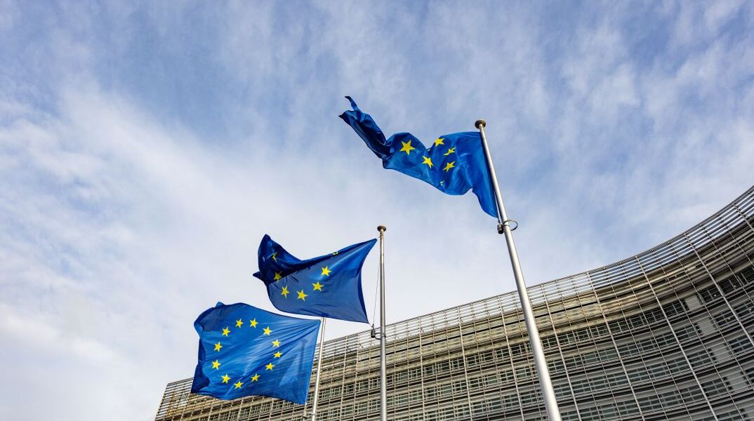 Σημαίες της ΕΕ έξω από το κτήριο της Κομισιόν, στις Βρυξέλλες