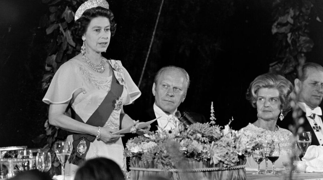 HΠΑ: Από αγκαλιές μέχρι… τραγουδιστά καπέλα οι πιο αμήχανες στιγμές βασιλικών επισκέψεων