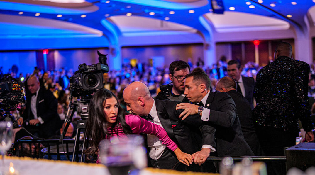 Πυροβολισμοί στο δείπνο του Λευκού Οίκου: Ισχυρισμοί ότι ο Στίβεν Μίλερ χρησιμοποίησε τη σύζυγό του ως «ανθρώπινη ασπίδα» 