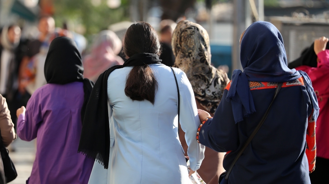 Ιράν: Η μαντίλα πέφτει σιγά-σιγά, αλλά οι περιορισμοί παραμένουν	