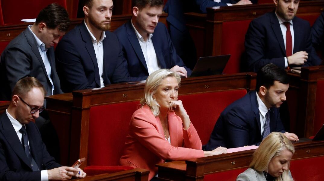 Η Μαρίν Λεπέν μαζί με μέλη της κοινοβουλευτικής ομάδας του Εθνικού Συναγερμού, στη Γαλλική Εθνοσυνέλευση