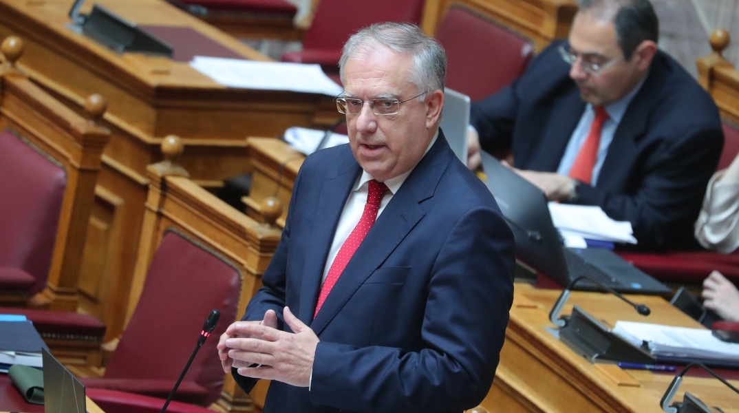 ΥΠΑΝ: Έτοιμο το νομοσχέδιο για την προστασία των πολιτών από τραπεζικές χρεώσεις για δάνεια