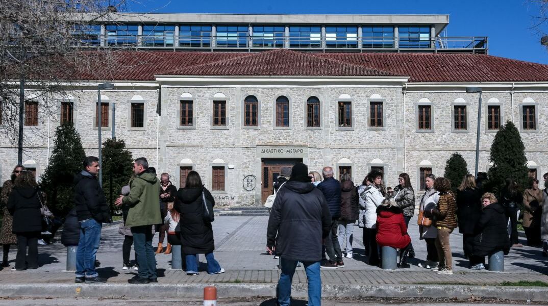 Το δικαστικό μέγαρο Τρικάλων, όπου απολογούνται οι υπεύθυνοι της βιομηχανίας «Βιολάντα»