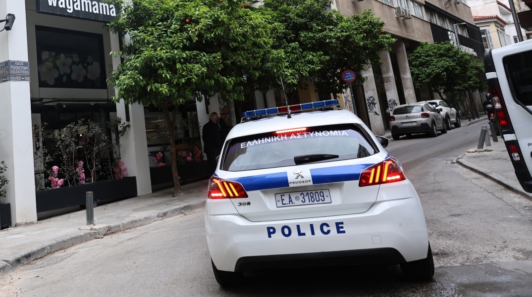 Εξαφανισμένος  ο 59χρονος που έσπασε το πόδι 23χρονης στο Παγκράτι για μια θέση στάθμευσης