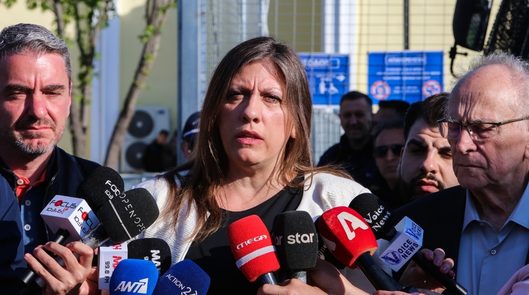 Έξω φρενών η Ζωή κι ο Νίκος Κωνσταντόπουλος για όχημα της ΕΛΑΣ με αναμμένη μηχανή ενώ μιλούσαν