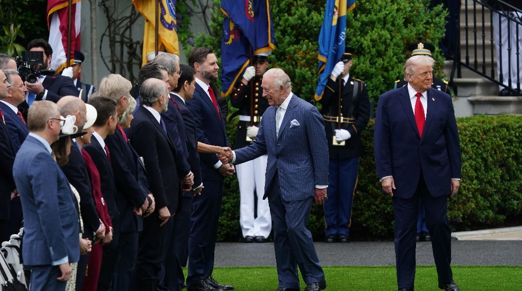 Αμήχανη στιγμή στον Λευκό Οίκο: Ο Κάρολος κουράστηκε από τις χειραψίες - Γέλια από τους παρευρισκόμενους