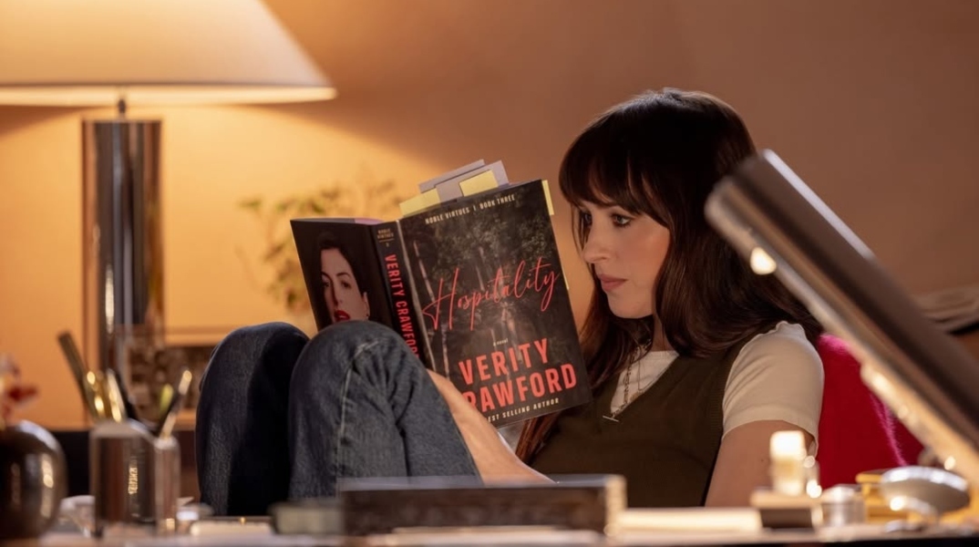 Κυκλοφόρησε το πρώτο τρέιλερ για το ψυχολογικό θρίλερ «Verity» με Αν Χάθαγουεϊ και Ντακότα Τζόνσον	