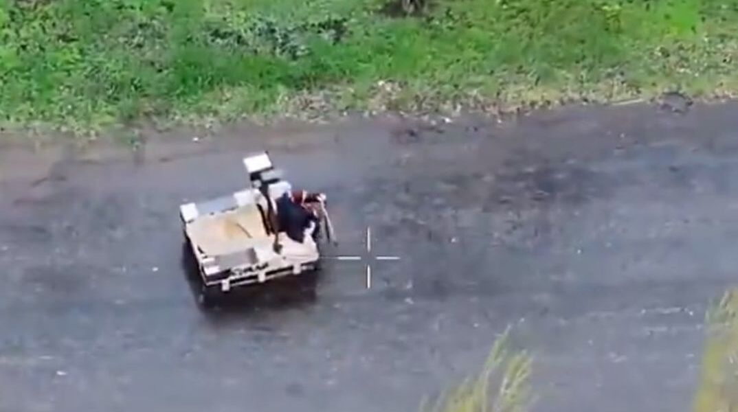 Ρομπότ που μεταφέρει 77χρονη από τους βομβαρδισμούς στην Ουκρανία