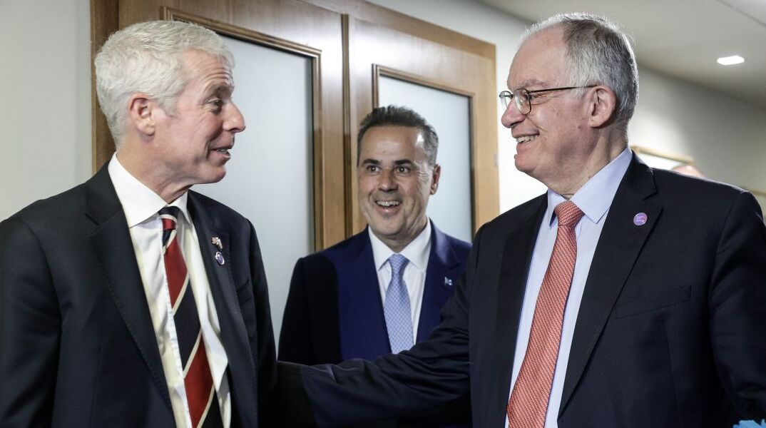 Ο Σταύρος Παπασταύρου, με τον Κρις Ράιτ και τον Πρόεδρο της Δημοκρατίας Κωνσταντίνο Ταούλα