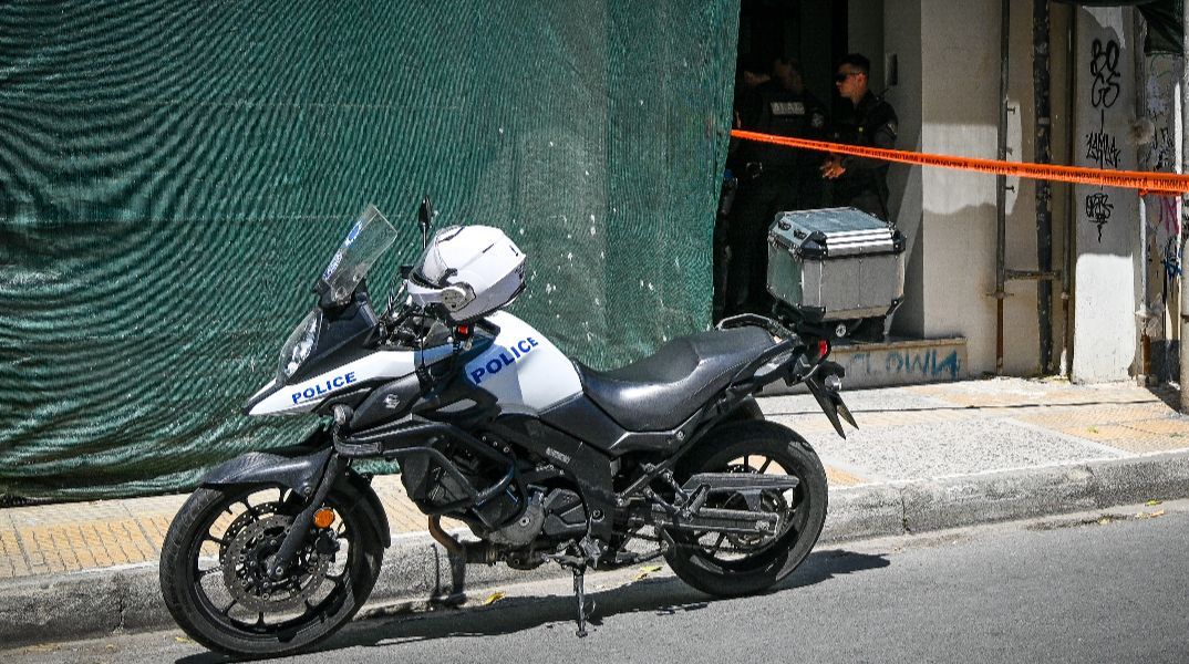 500 ευρώ και 4.000 δολάρια: Όσα βρέθηκαν στη βαλίτσα του 89χρονου