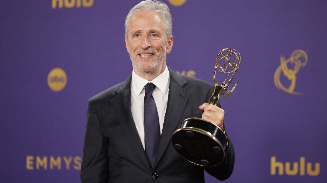 Τζον Στιούαρτ κατά Kενεντι Τζούνιορ: «Άφησε τη σύζυγό του πίσω στο χάος»