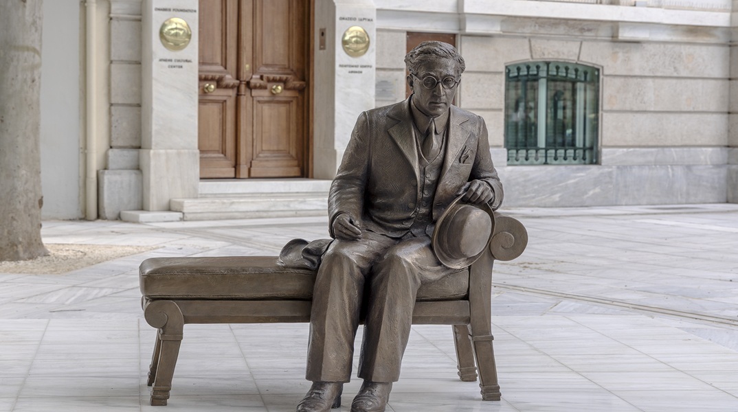 Το γλυπτό του Καβάφη στη Διονυσίου Αεροπαγίτου