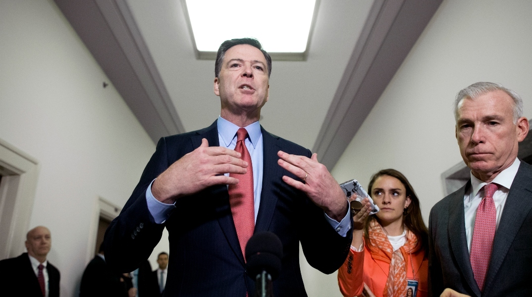 Ο πρώην διευθυντής του FBI, Τζέιμς Κόμι κατηγορείται ότι απείλησε τη ζωή του Τραμπ