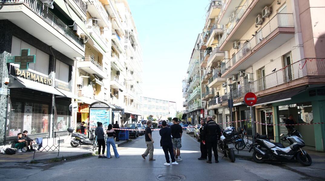 Αποκλεισμένη οδός Κασάνδρου στη Θεσσαλονίκη, λόγω φοιτητή που πετούσε πράγματα από το μπαλκόνι του