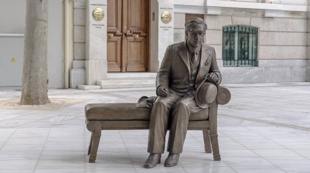 Το Ίδρυμα Ωνάση παρέδωσε στον Δήμο Αθηναίων το γλυπτό του Καβάφη