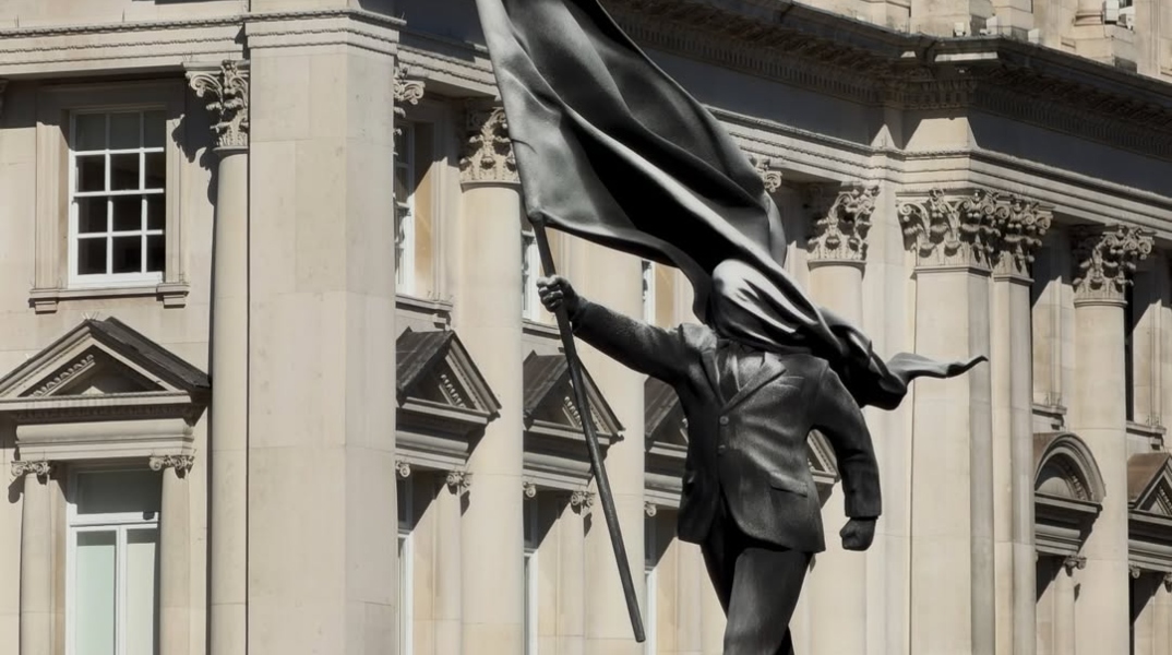 Άγαλμα με την υπογραφή του Βanksy έκανε την εμφάνισή του στο Λονδίνο 