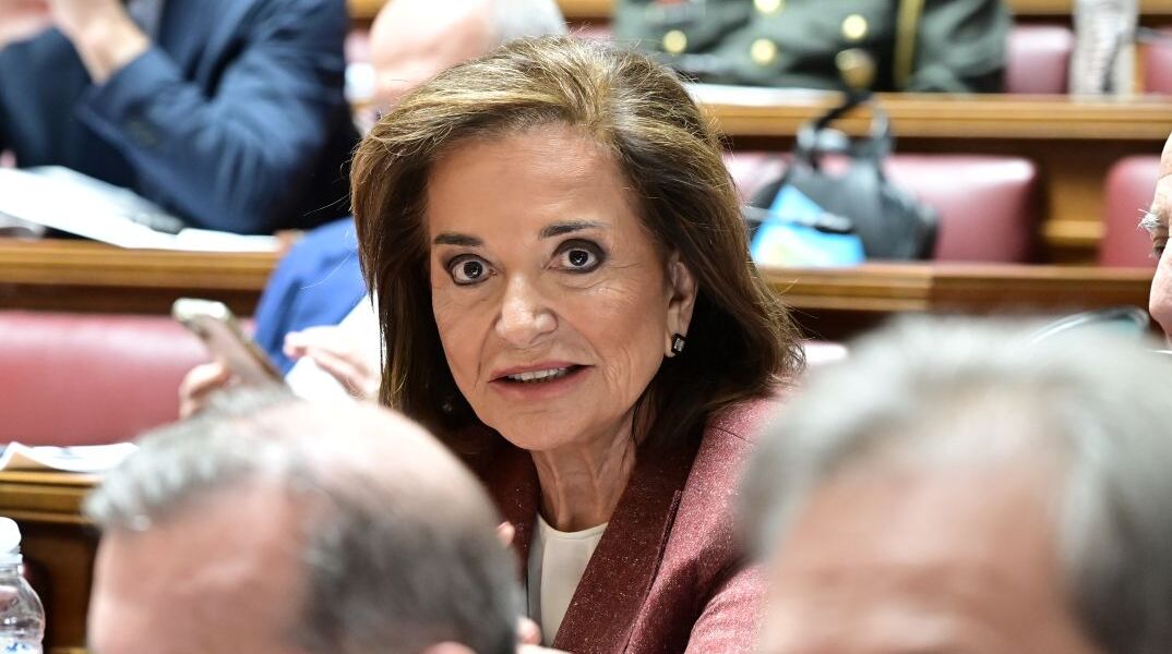 H Ντόρα Μπακογιάννη στη Βουλή