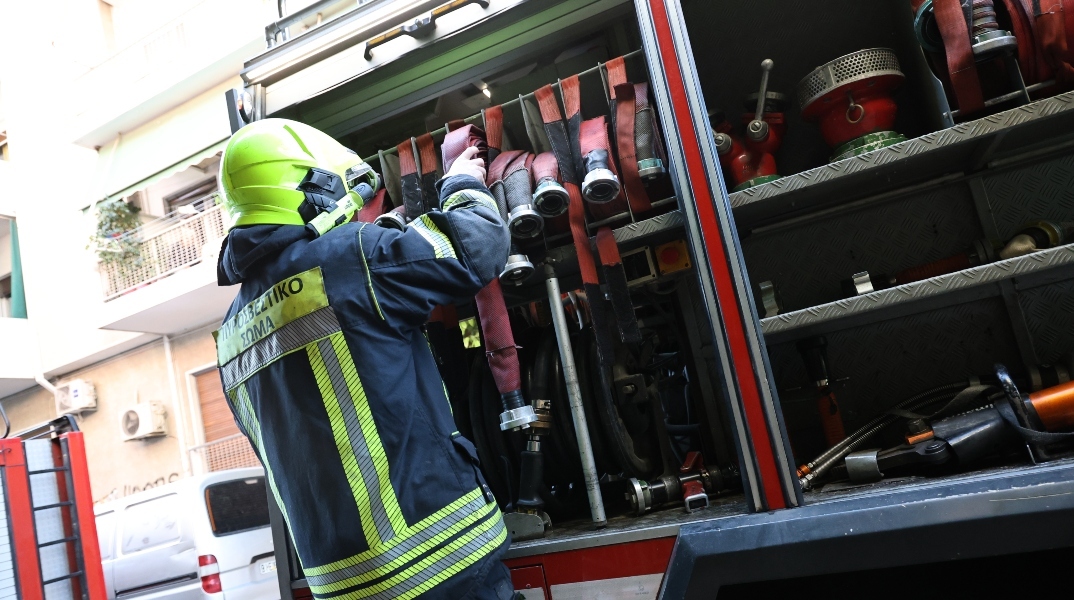 Καλλιθέα: Πυροσβέστες διέσωσαν από φωτιά ηλικιωμένη και τέσσερα σκυλιά 