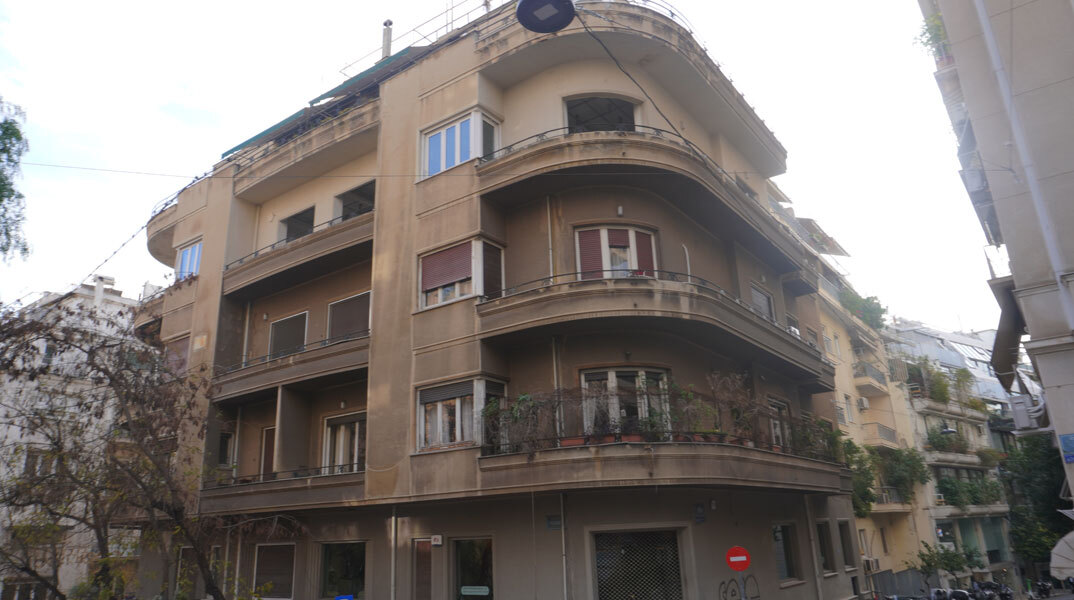 Η πολυκατοικία του Κωνσταντίνου Ελευθερουδάκη, στη γωνία των οδών Λουκιανού, Χάρητος και Π. Ιωακείμ, που χτίστηκε το 1838 σε σχέδια του αρχιτέκτονα Γεώργιου Διαμαντόπουλου