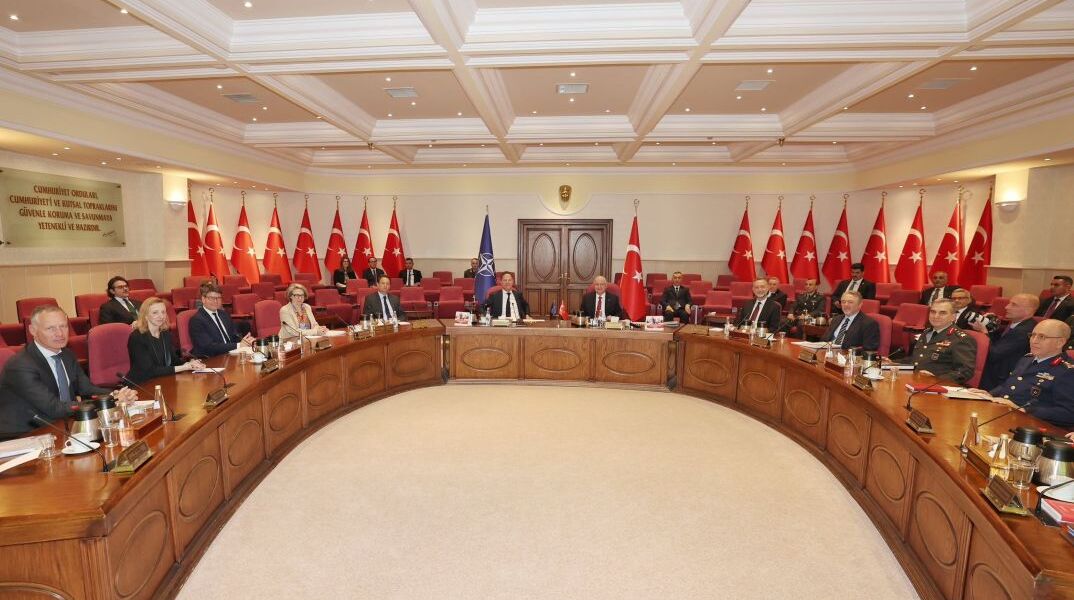 Το πρόσφατο τουρκικό συμβούλιο Άμυνας, με τον Γραμματέα του ΝΑΤΟ, Μαρκ Ρούτε 