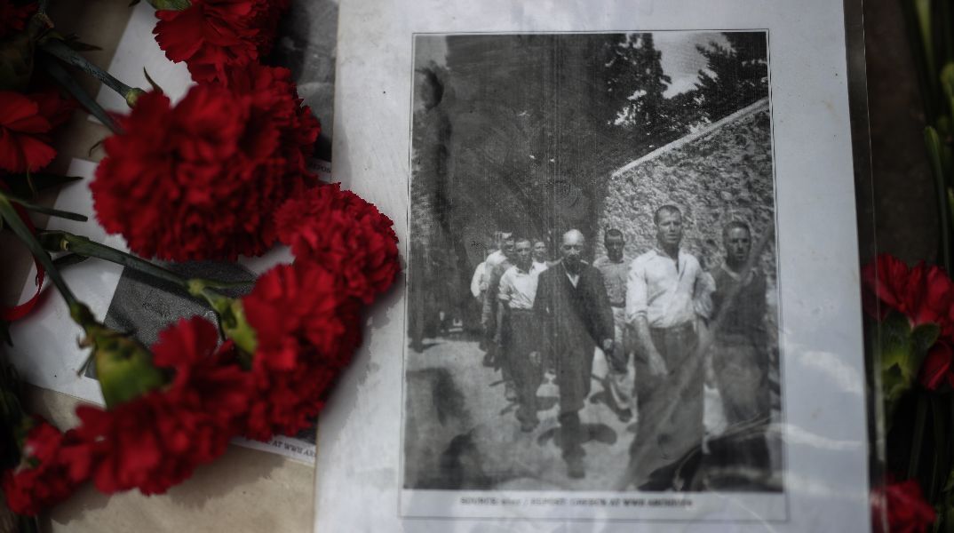 Με φωτογραφίες των 200 εκτελεσθέντων και κόκκινα λουλούδια τίμησαν την Πρωτομαγιά στο Σκοπευτήριο της Καισαριανής