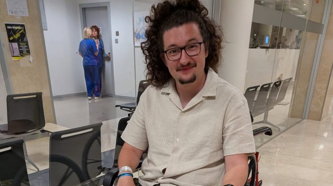 Ο viral ακούρευτος οπαδός της Μάντσεστερ Γιουνάιτεντ είδε το Βαλένθια-Παναθηναϊκός και...τραυματίστηκε