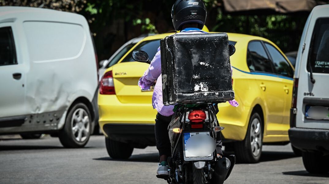 Ποινική δίωξη στον ντελιβερά για επιθέσεις με πέτρες σε Κηφισιά και Νέα Ερυθραία