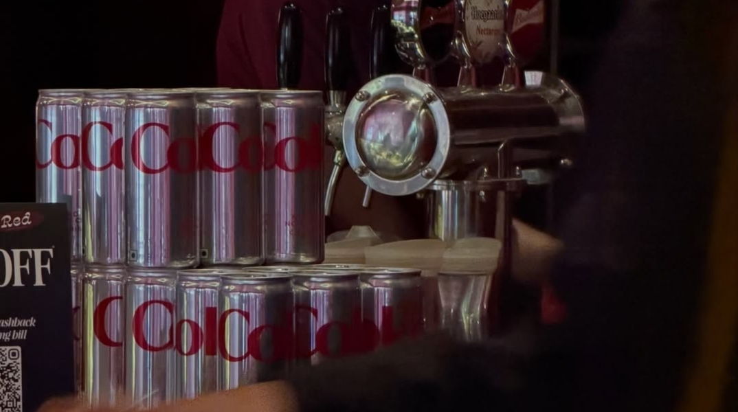 Diet Coke πάρτι στην Ινδία όσο ο πόλεμος στο Ιράν προκαλεί έλλειψη του αναψυκτικού