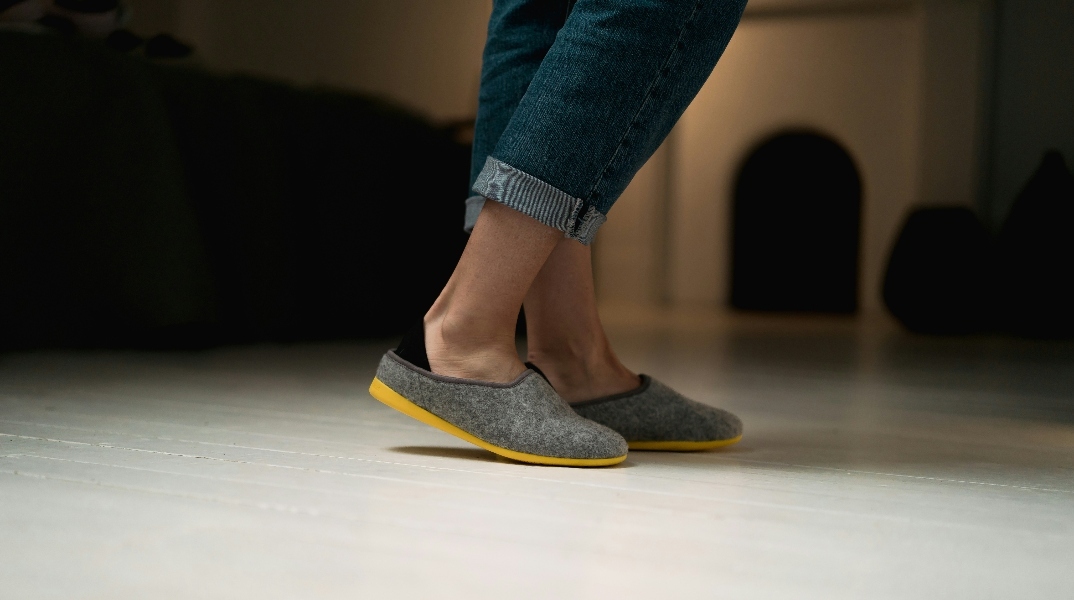 Indoor shoes: Πόσο σημαντικό είναι τελικά να φοράμε παπούτσια μέσα στο σπίτι;
