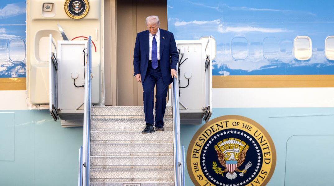 O Ντόναλντ Τραμπ κατεβαίνει τις σκάλες του Air Force One