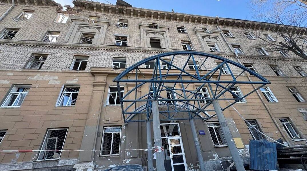 Βομβαρδισμένο κτήριο στο Ντνιπροπετρόφσκ, στην Ουκρανία