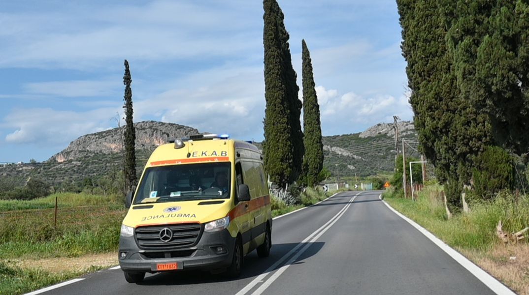 Χαλκιδική: Διασωληνωμένος δόκιμος μοναχός - Έλυσε τη ζώνη και πήδηξε από εν κινήσει ασθενοφόρο