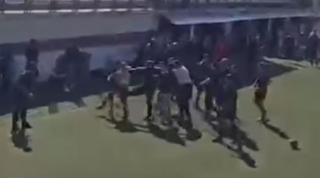 H στιγμή των επεισοδίων στον αγώνα Προοδευτική- Ολυμπιακός Κ 19