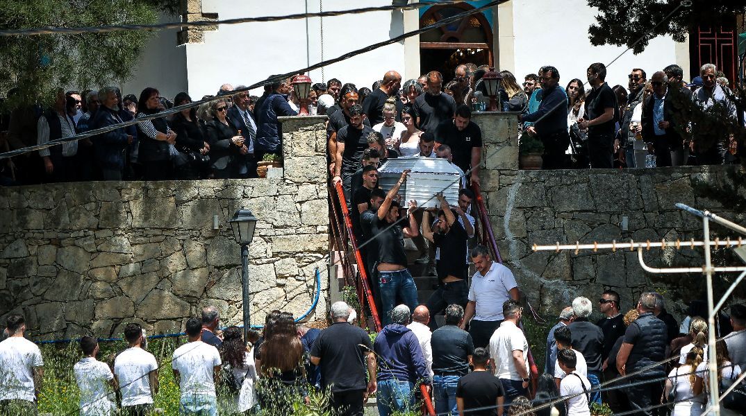 Κρήτη: Σε κλίμα οδύνης το τελευταίο αντίο στον 21χρονο - «Ήρθαν τώρα που τον σκότωσαν»
