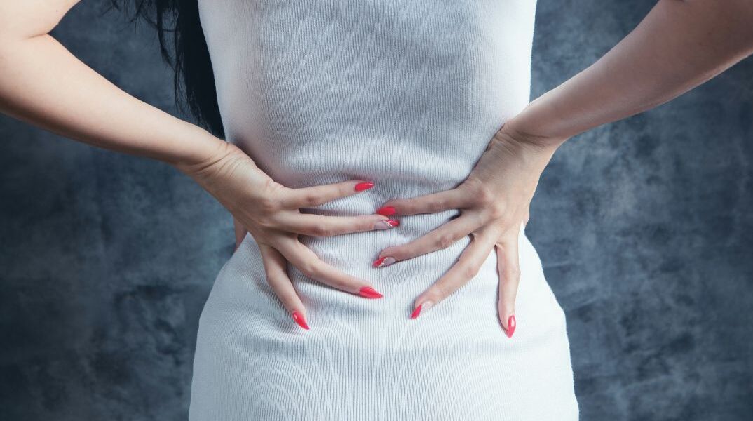 Γιατί τα ταξίδια επιβαρύνουν τη μέση και τι προτείνουν οι ειδικοί