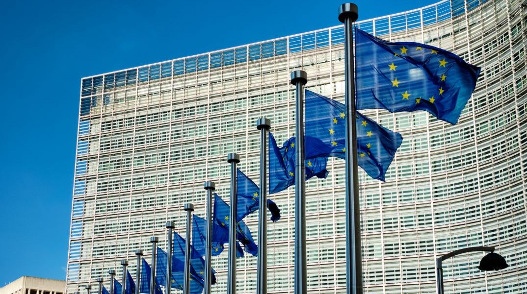 Σημαίες της ΕΕ έξω από το κτήριο της Κομισιόν, στις Βρυξέλλες