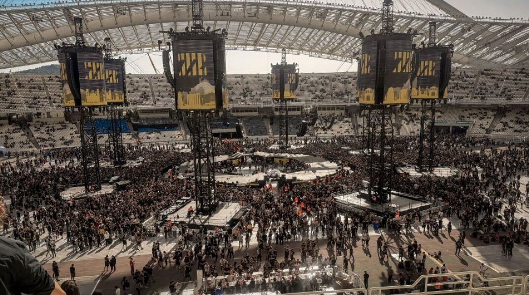 Η σκηνή της συναυλίας των Metallica λίγο μετά το άνοιγμα των εισόδων του ΟΑΚΑ