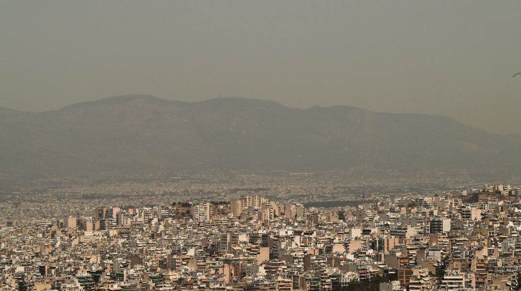 «Πνίγηκε» στην αφρικανική σκόνη η Αττική - Ίσως ξεπεράσει και τους 30°C η θερμοκρασία την Τρίτη στην πρωτεύουσα