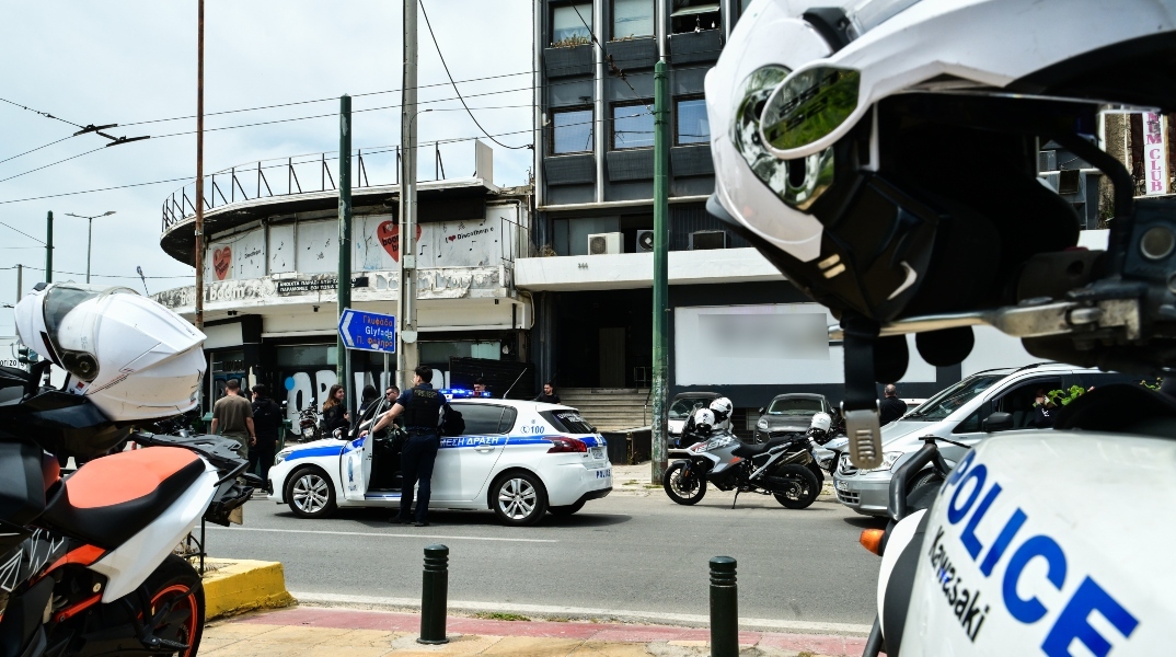 Ποινική δίωξη στον 58χρονο που άνοιξε πυρ με ούζι έξω από μπαρ στην Καλλιθέα 