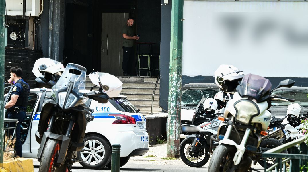 «Κ@@@@λα, θα σε σκοτώσω»: Τι αναφέρει η 43χρονη που δέχθηκε πυροβολισμούς σε μπαρ στην Καλλιθέα