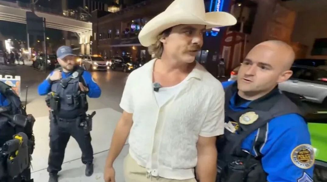 Influencer συνελήφθη επειδή δεν σταματούσε το livestream σε steakhouse