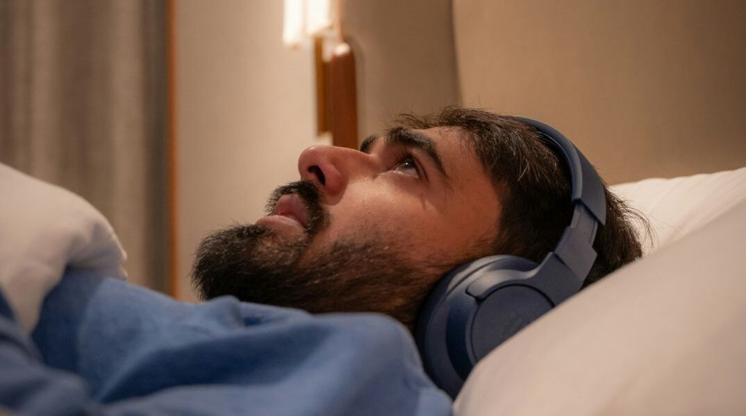 Είναι ασφαλές να κοιμάσαι με ακουστικά; Τι λένε οι γιατροί