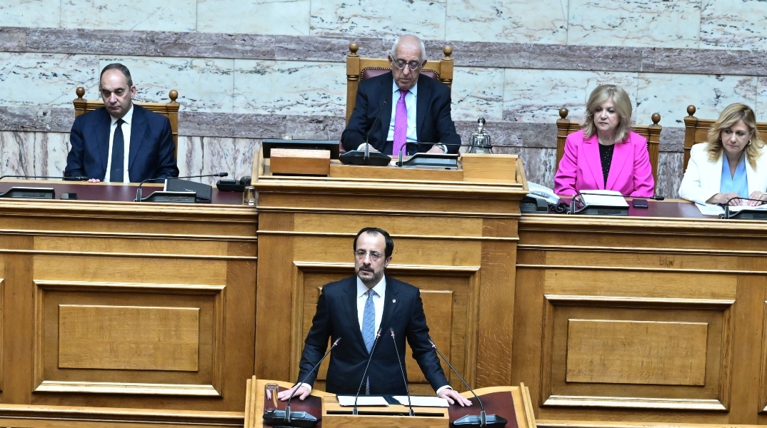 Ιστορική ομιλία Χριστοδουλίδη στη Βουλή: Η επανένωση είναι το τάμα που ενώνει Κύπρο και Ελλάδα